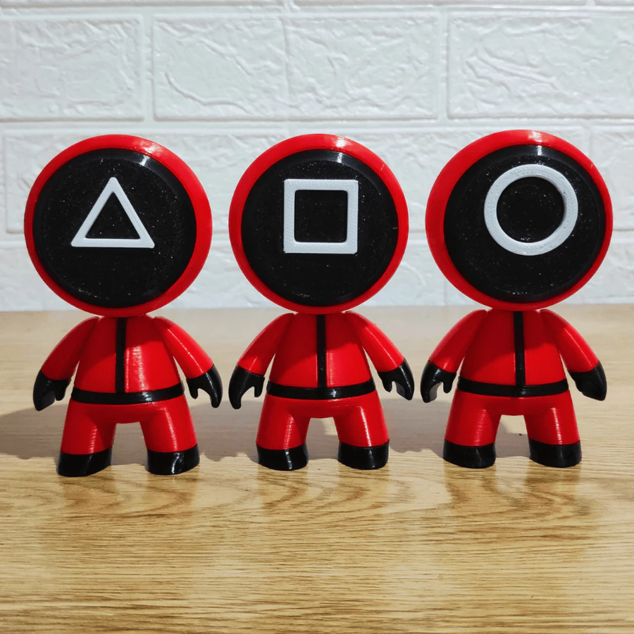 Kit 3 Bonecos Geek Vermelhos – Mini Colecionáveis – Impressos em 3D – Estilo Geométrico.