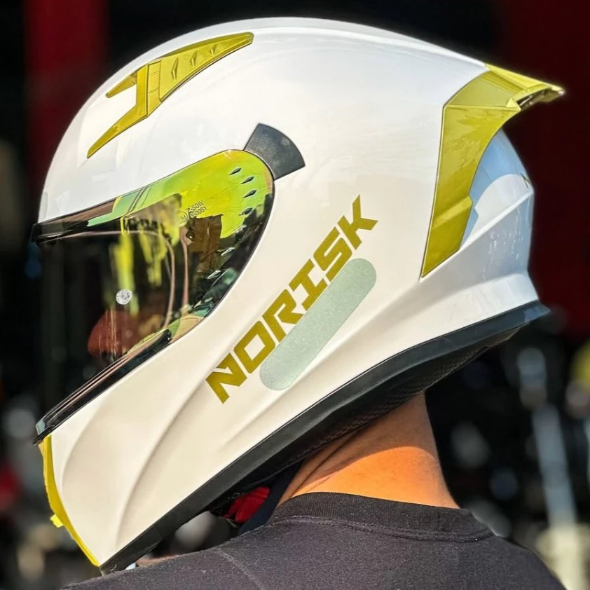 Performance de Elite e Estética Gold: A Edição Especial Norisk Flow! 🏍️✨